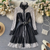 Modern női csipkeruha pólógallérral és övvel