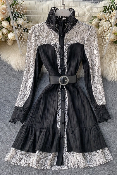 Modern női csipkeruha pólógallérral és övvel