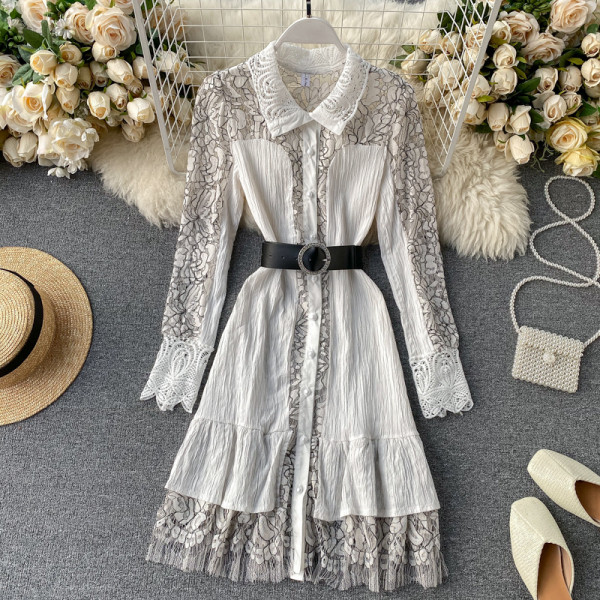 Modern női csipkeruha pólógallérral és övvel