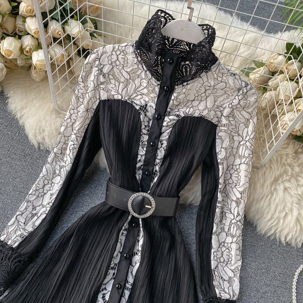 Modern női csipkeruha pólógallérral és övvel