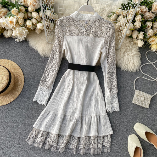 Modern női csipkeruha pólógallérral és övvel