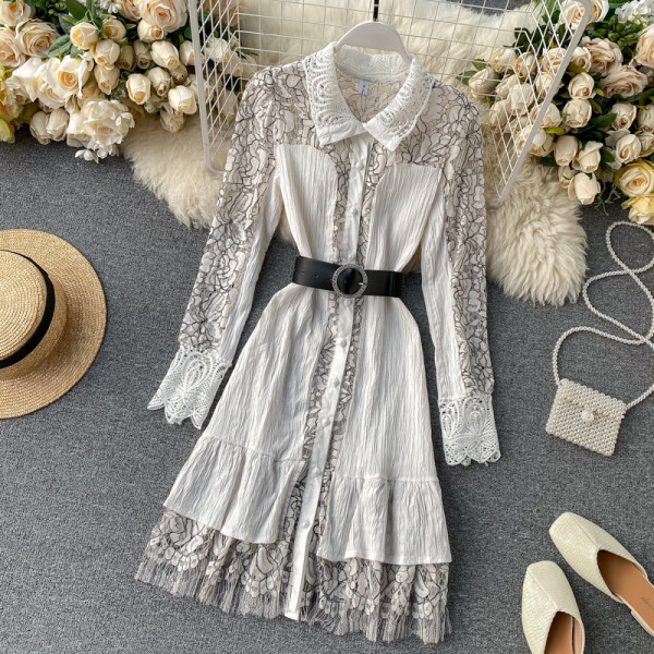 Modern női csipkeruha pólógallérral és övvel