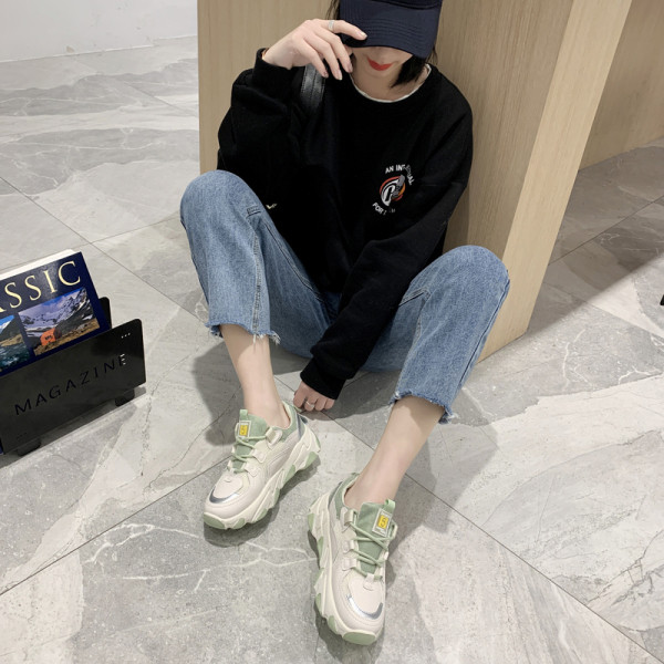 Alkalmi női tavaszi tornacipő magas talppal