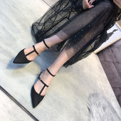 Női alkalmi cipő kihegyezett modellje csattal