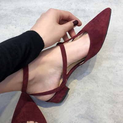 Női alkalmi cipő kihegyezett modellje csattal