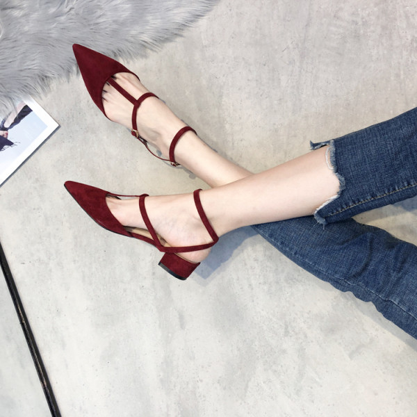 Női alkalmi cipő kihegyezett modellje csattal