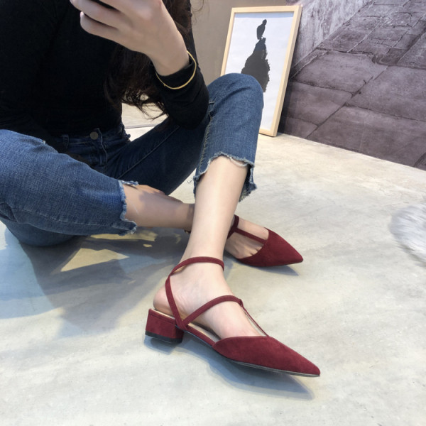 Női alkalmi cipő kihegyezett modellje csattal