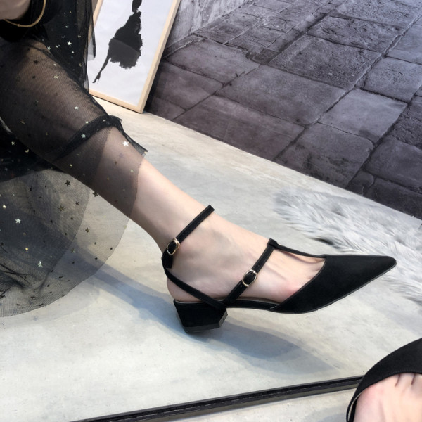 Női alkalmi cipő kihegyezett modellje csattal