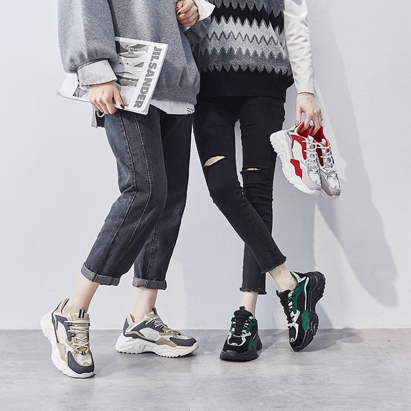 Naiste vabaaja kahevärvilised kõrge tallaga tossud