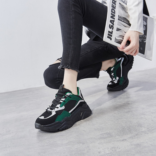 Naiste vabaaja kahevärvilised kõrge tallaga tossud