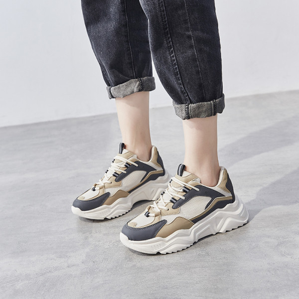 Naiste vabaaja kahevärvilised kõrge tallaga tossud