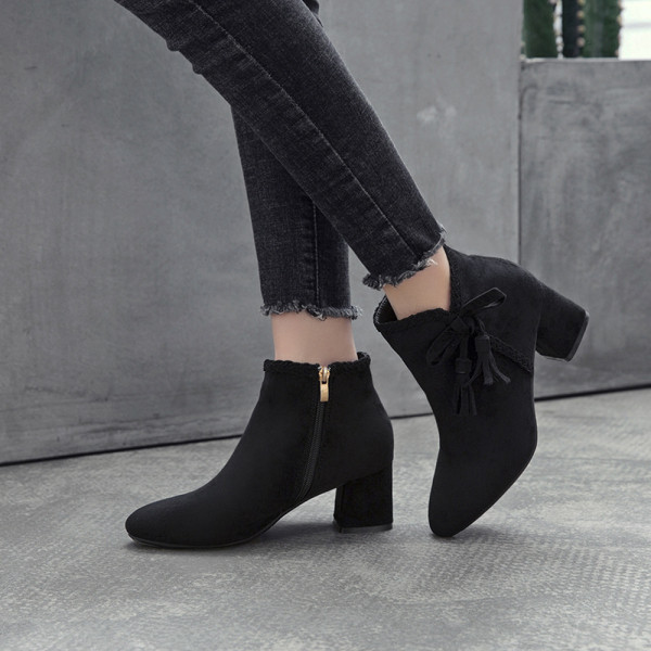 Дамски модерни боти с дебел ток и панделка