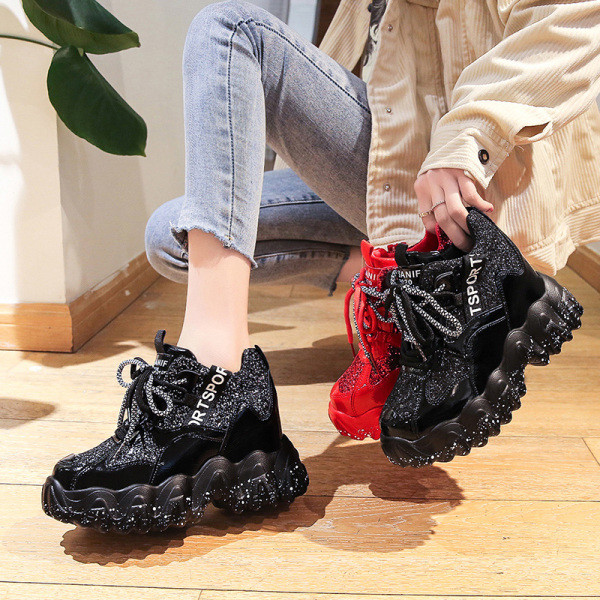 Modern női lakkbőr tornacipő flitterekkel és magas talppal