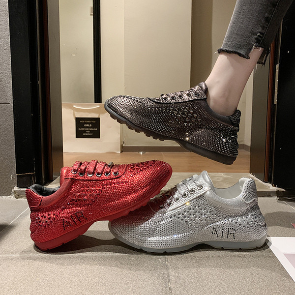 Modern női tornacipő kövekkel és fűzőkkel