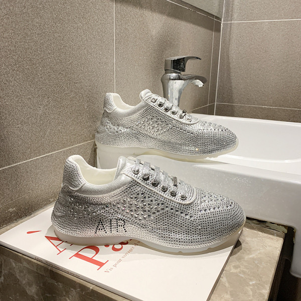 Modern női tornacipő kövekkel és fűzőkkel