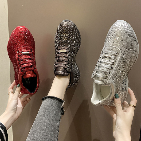 Modern női tornacipő kövekkel és fűzőkkel