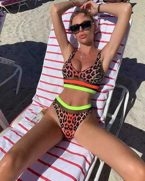 Бански костюм от две части с горнище тип бюстие и леопардов десен