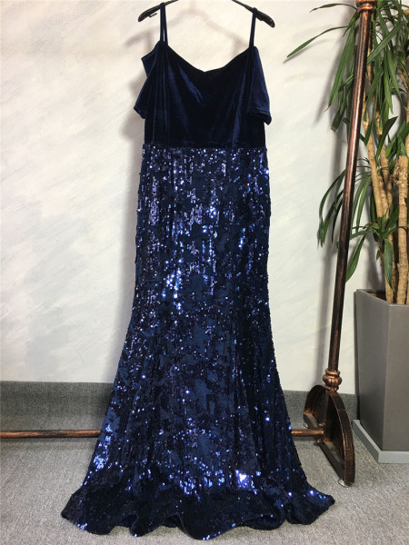 Stiilne paljaste õlgade ja litritega naiste pikk kleit