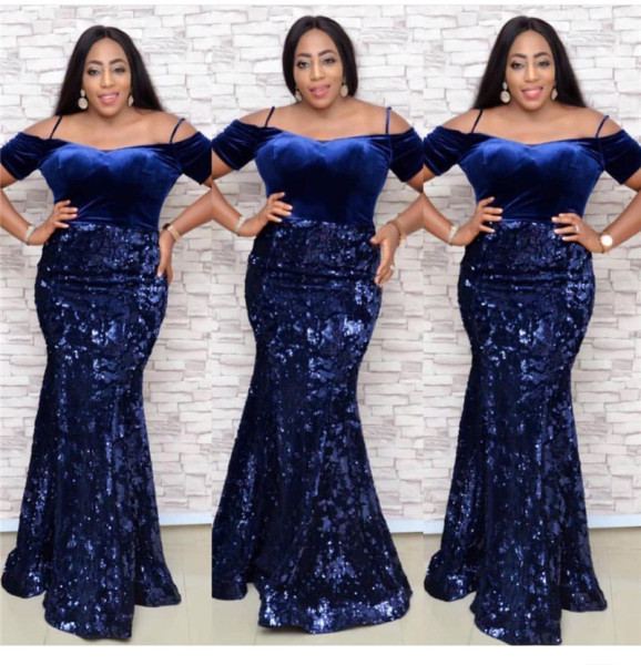 Stiilne paljaste õlgade ja litritega naiste pikk kleit