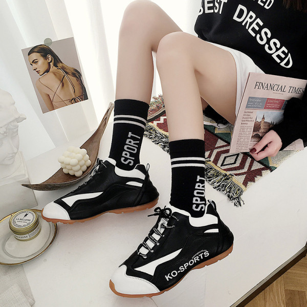 Alkalmi női tornacipő fűzővel