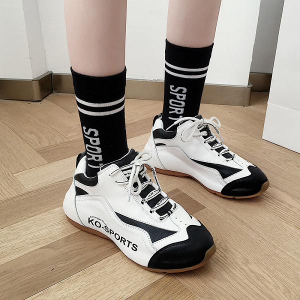 Alkalmi női tornacipő fűzővel