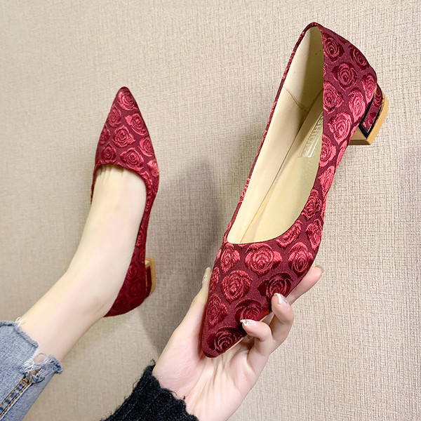 Izoštreni model ženskih casual cipela s vezom