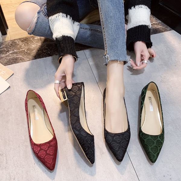 Izoštreni model ženskih casual cipela s vezom