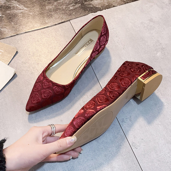 Izoštreni model ženskih casual cipela s vezom