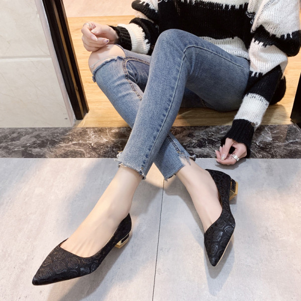 Izoštreni model ženskih casual cipela s vezom