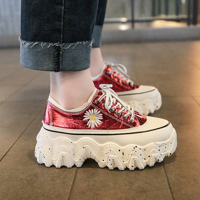 Alkalmi női tornacipő magas talppal és hímzéssel