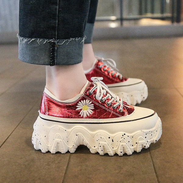 Alkalmi női tornacipő magas talppal és hímzéssel