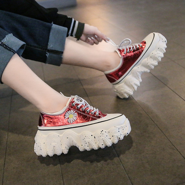 Alkalmi női tornacipő magas talppal és hímzéssel