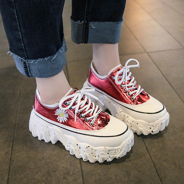 Alkalmi női tornacipő magas talppal és hímzéssel