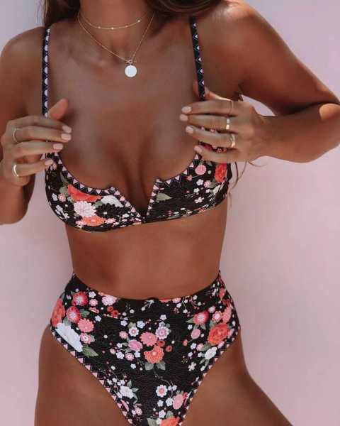 Moodne V-kaelusega ujumistrikoo, kõrge vöökohaga püksid ja lilleline muster