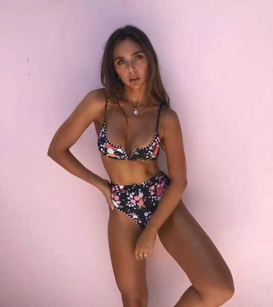 Moodne V-kaelusega ujumistrikoo, kõrge vöökohaga püksid ja lilleline muster