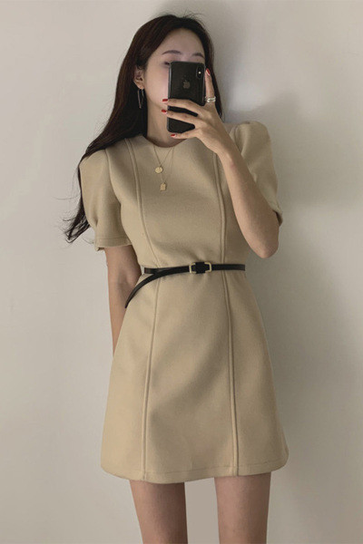 Modern női ruha rövid ujjal és derékövvel minden évszakhoz megfelelő