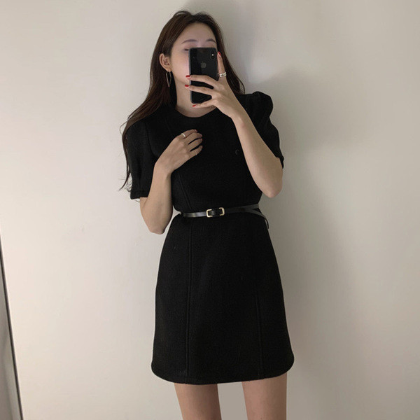 Modern női ruha rövid ujjal és derékövvel minden évszakhoz megfelelő