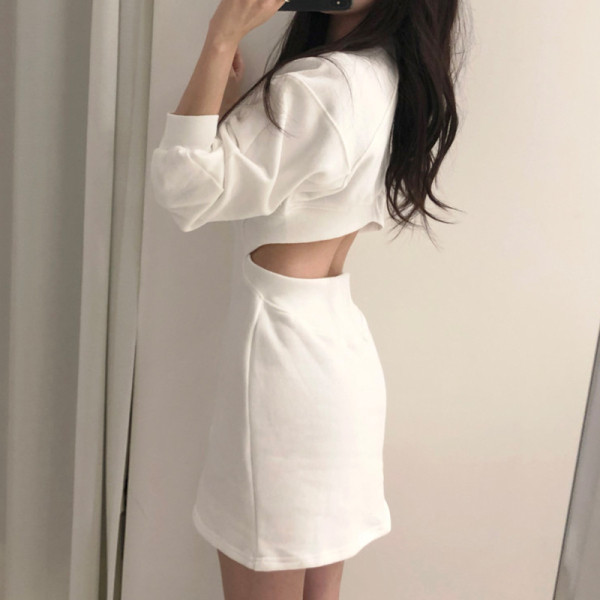 Moderna ženska haljina sa dugim rukavima i poderanim elementom na leđima