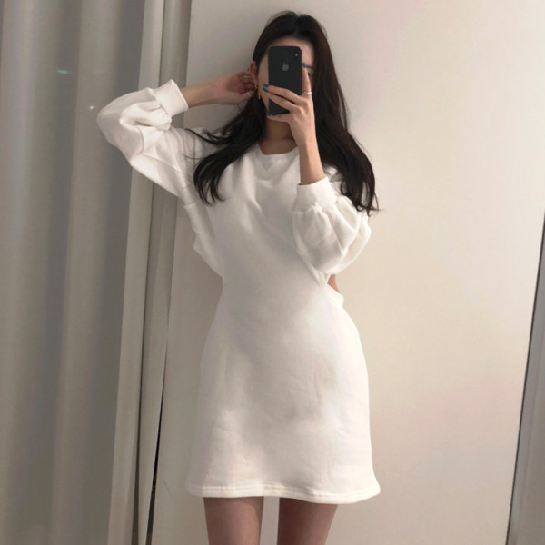 Moderna ženska haljina sa dugim rukavima i poderanim elementom na leđima