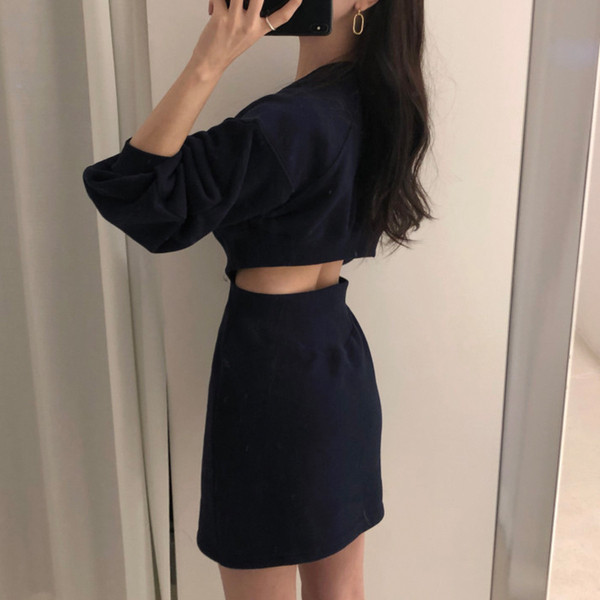 Moderna ženska haljina sa dugim rukavima i poderanim elementom na leđima