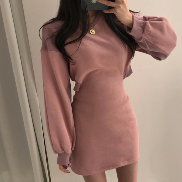 Moderna ženska haljina sa dugim rukavima i poderanim elementom na leđima