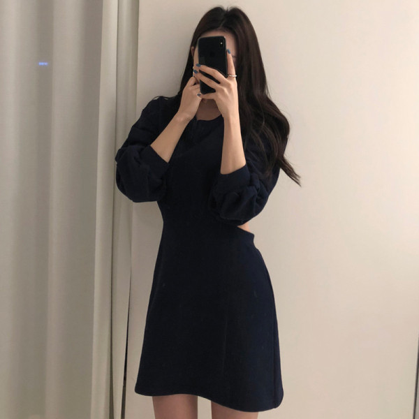 Moderna ženska haljina sa dugim rukavima i poderanim elementom na leđima