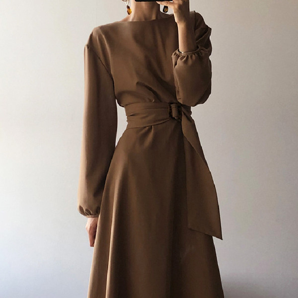 Stiilne naiste kleidi pikk mudel vöökohaga