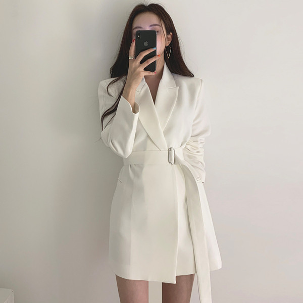 ХИТ Актуална дамска рокля с шпиц деколте и колан на талията 