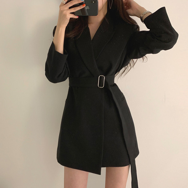 ХИТ Актуална дамска рокля с шпиц деколте и колан на талията 