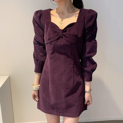 Női ruha hosszú ujjal, mellrészén szalaggal