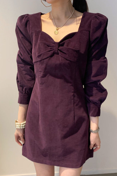 Női ruha hosszú ujjal, mellrészén szalaggal