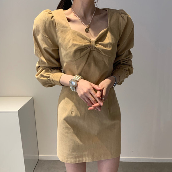 Női ruha hosszú ujjal, mellrészén szalaggal