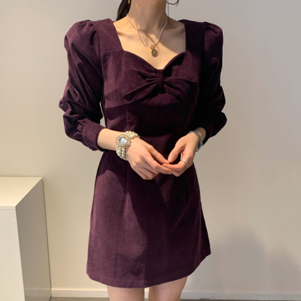 Női ruha hosszú ujjal, mellrészén szalaggal