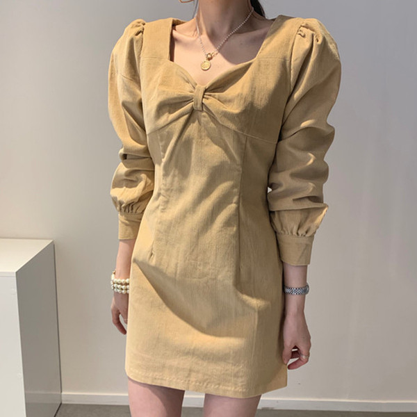 Női ruha hosszú ujjal, mellrészén szalaggal